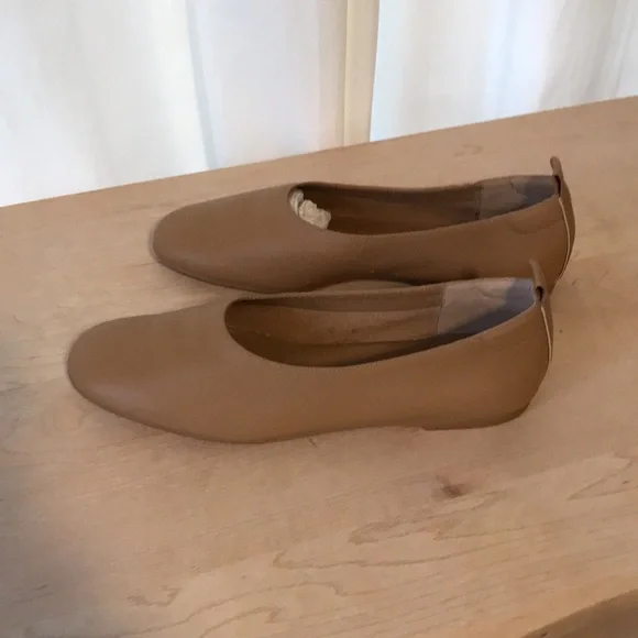 Everlane slip on. - Picture 3 of 4